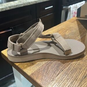 Teva original universal size 7 in tan